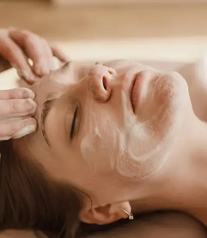 Les soins du visage : un rituel essentiel pour une peau éclatante